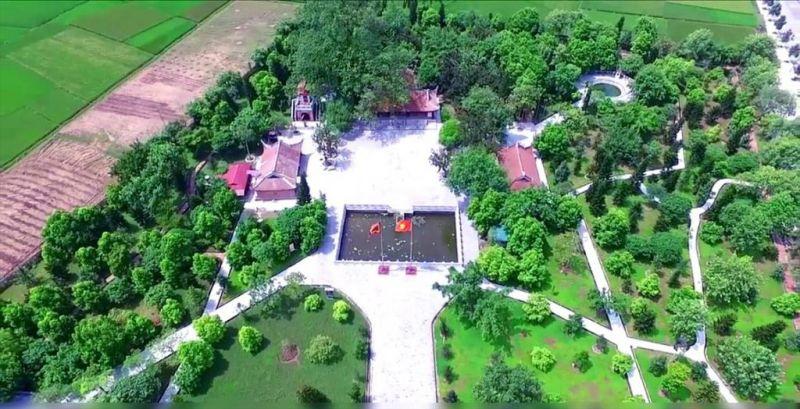 Con đường quanh co dẫn vào Vườn Quốc gia Xuân Sơn giữa khung cảnh núi rừng xanh mướt tại Phú Thọ